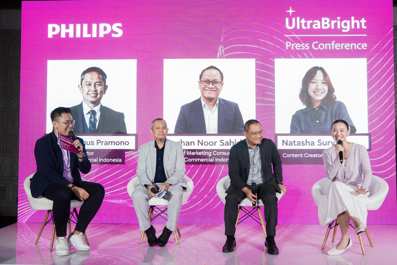 -Ka_-Dedy-Bagus-Pramono-President-Director-Signify-Commercial-Indonesia-Burhan-Noor-Sahid-Head-of-Marketing-Consumer-Signify-Commercial-Indonesia-bersama-Natasha-Surya-Content-Creator-dalam-2.jpg