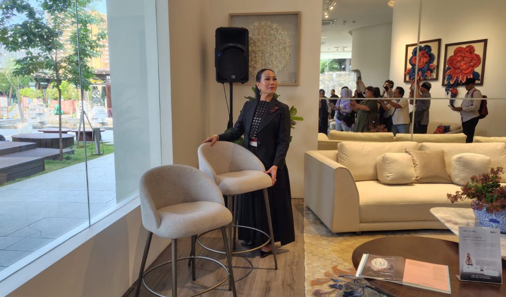 Anita Boentarman dengan Dua Produk Terbarunya