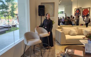 Anita Boentarman dengan Dua Produk Terbarunya
