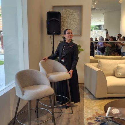Anita Boentarman dengan Dua Produk Terbarunya