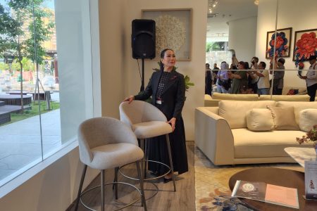 Anita Boentarman dengan Dua Produk Terbarunya